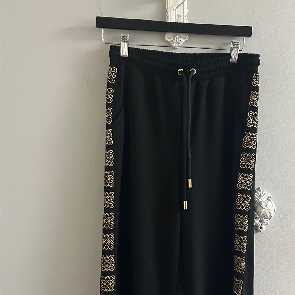 T-325 Black jogger with Gold by TRICOTTO